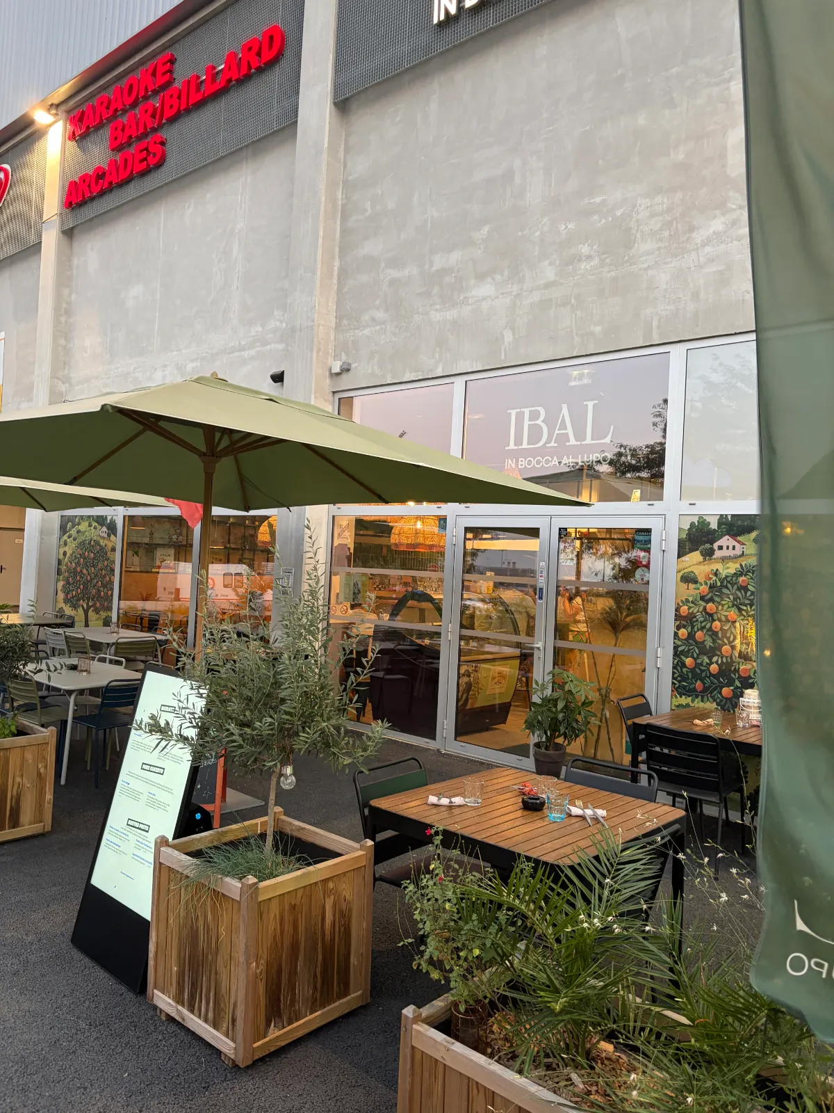 l'entrée de l'établissement ainsi que la terrasse