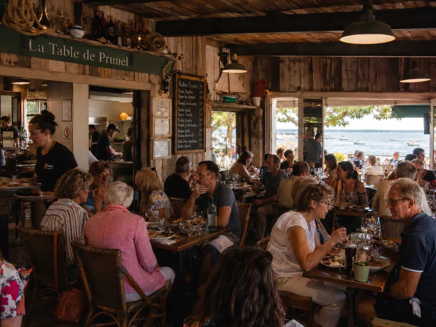 Salle en bois, ardoise du jour et cuisine ouverte