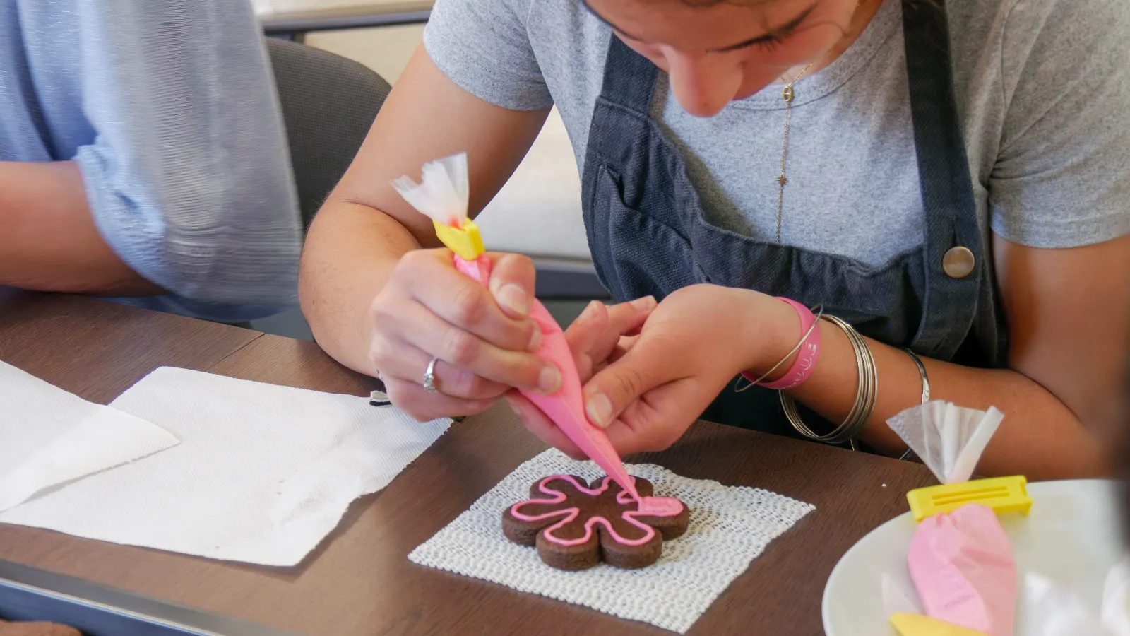 Une participante à un atelier en train de décorer un biscuit