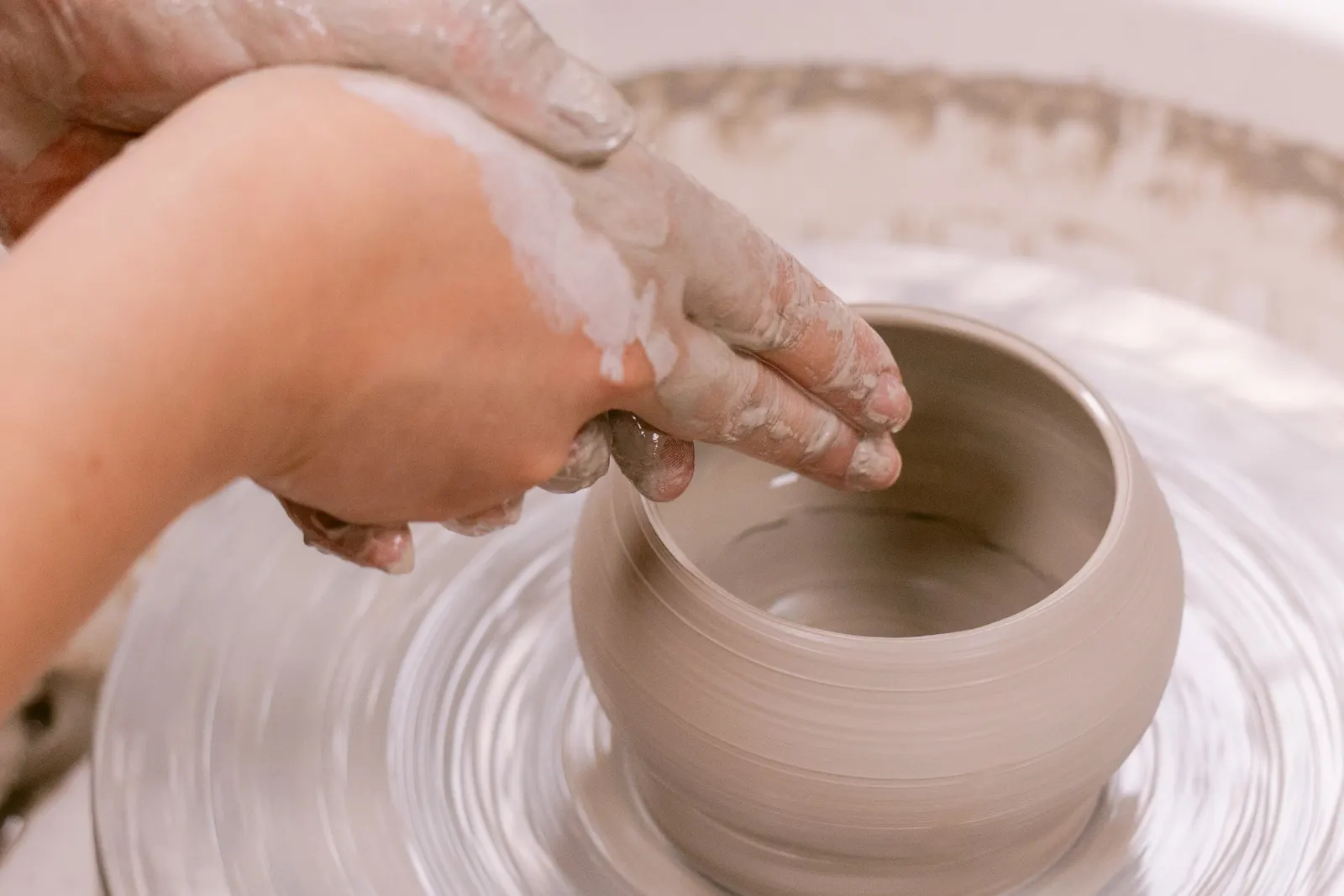 atelier de poterie tournage